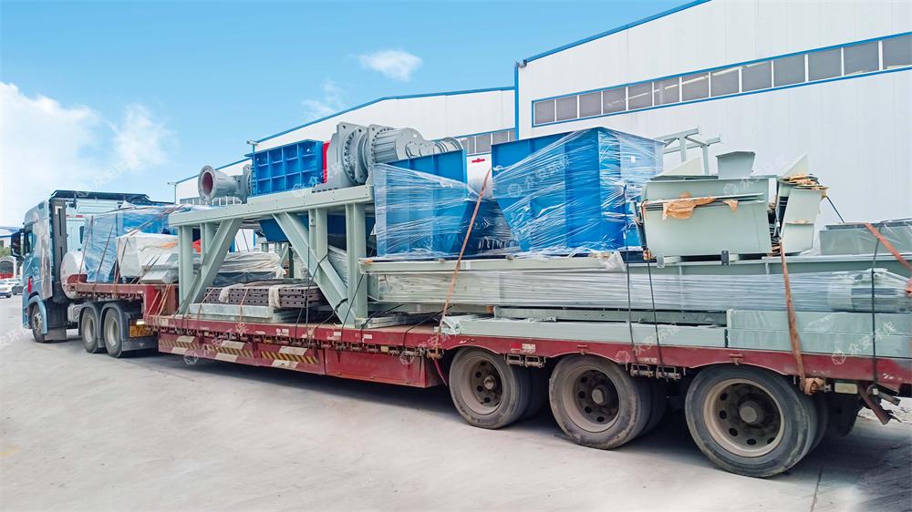 新疆萬(wàn)噸級(jí)風(fēng)電葉片資源化預(yù)處理產(chǎn)線發(fā)貨.jpg
