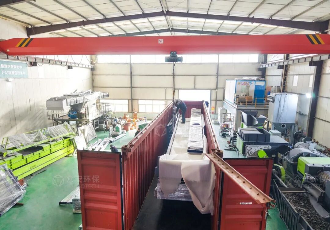 圖|生活垃圾分選設(shè)備裝車中 圖|生活垃圾分選設(shè)備裝車中